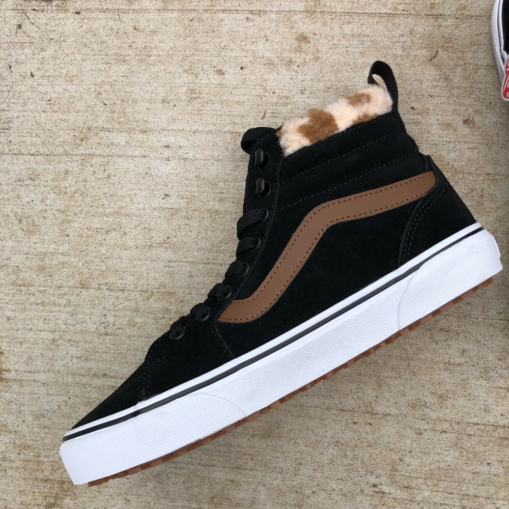 NWT NWB Vans Women size 8 fur black - Picture 2 of 14
